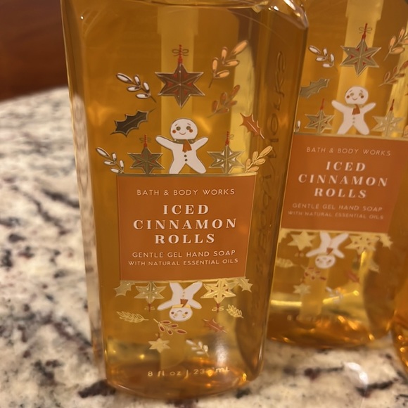 New bath and Bodyworks iced cinnamon rolls hand soap - Picture 2 of 6